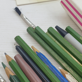 Набор канцтоваров: карандаши, краски, измерительные линейки и прочее. Картинка 4